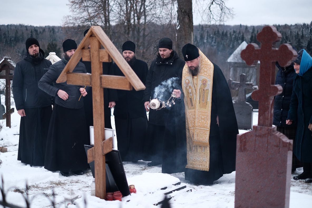 Митрополит Сергий совершил литию на могиле иеродиакона Ювеналия (Лапшина)