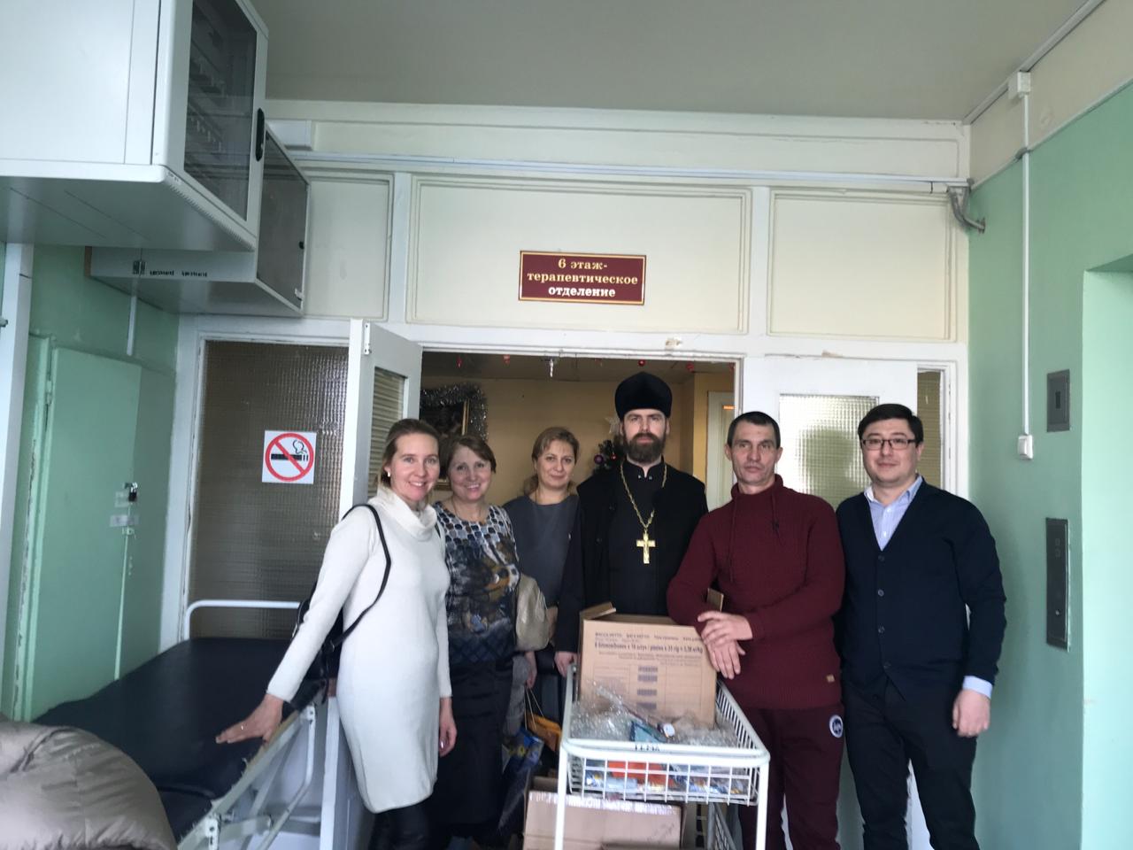Добровольцы из службы «Милосердие» поздравили пациентов в больнице № 40