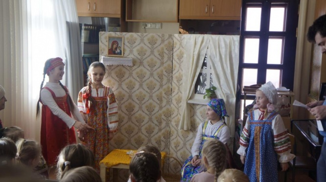 Приходская воскресная школа собралась за масленичным столом